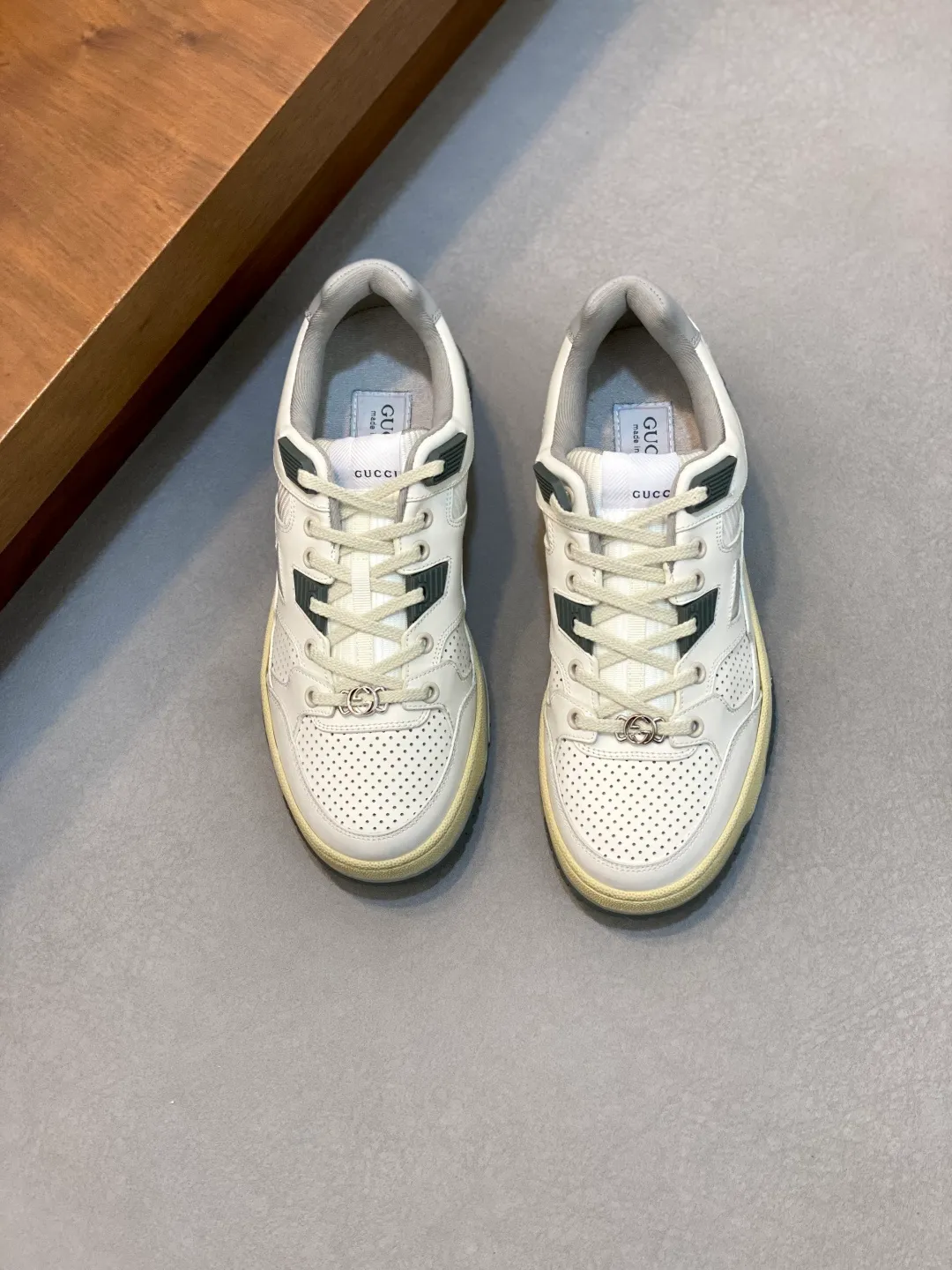 Men's Shoes 💰660 𝐆𝐮𝐜𝐜𝐢 𝐑𝐞-𝐖𝐞𝐛 As the first sneaker created by Sabato De Sarno for Gucci, the Re-Web series reinterprets the brand's classic stripes and sets off the modern silhouette design with bold and unique details. These shoes are crafted from white leather. This new sneaker is ingeniously decorated with many of the brand's classic details, and is equipped with a bright red and green webbing tongue, which will make people fall in love at first sight. White leather treated with a special process for softness and luster, with an embossed grainy texture. Script Gucci logo and interlocking G web label with Interlocking G and script Gucci logo. Rubber outsole with interlocking G detail eyelets. Web tongue. Size: 39-44 (customized for sizes 38 and 45)